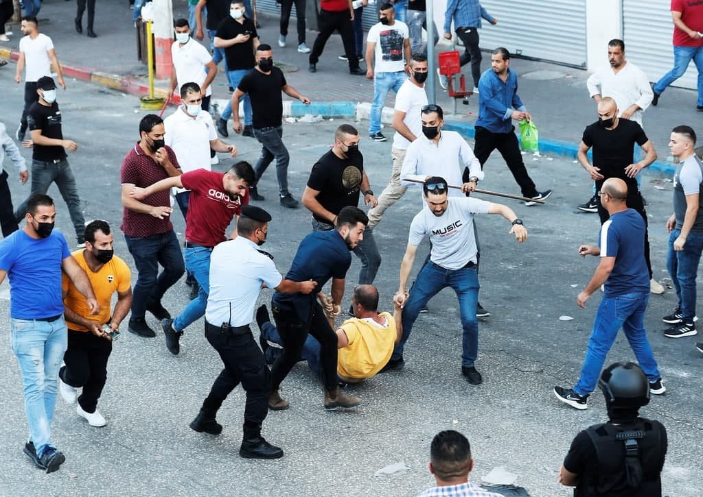 رغم قمع أمن السلطة.. الآلاف يتظاهرون في رام الله استنكارًا لاغتيال نزار بنات (3).jpg