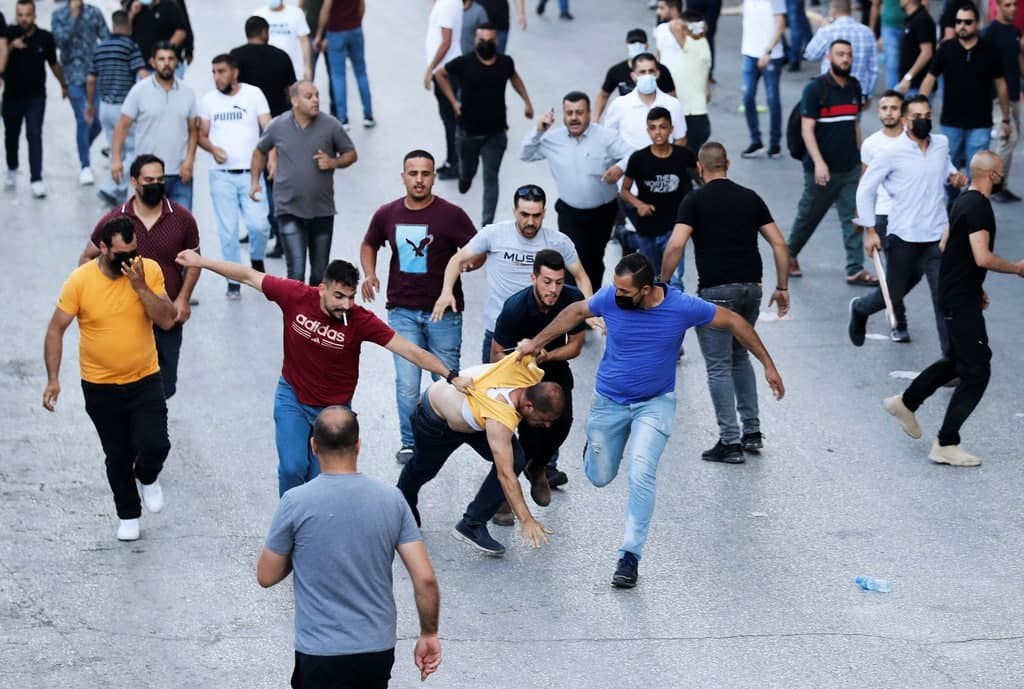 رغم قمع أمن السلطة.. الآلاف يتظاهرون في رام الله استنكارًا لاغتيال نزار بنات (5).jpg