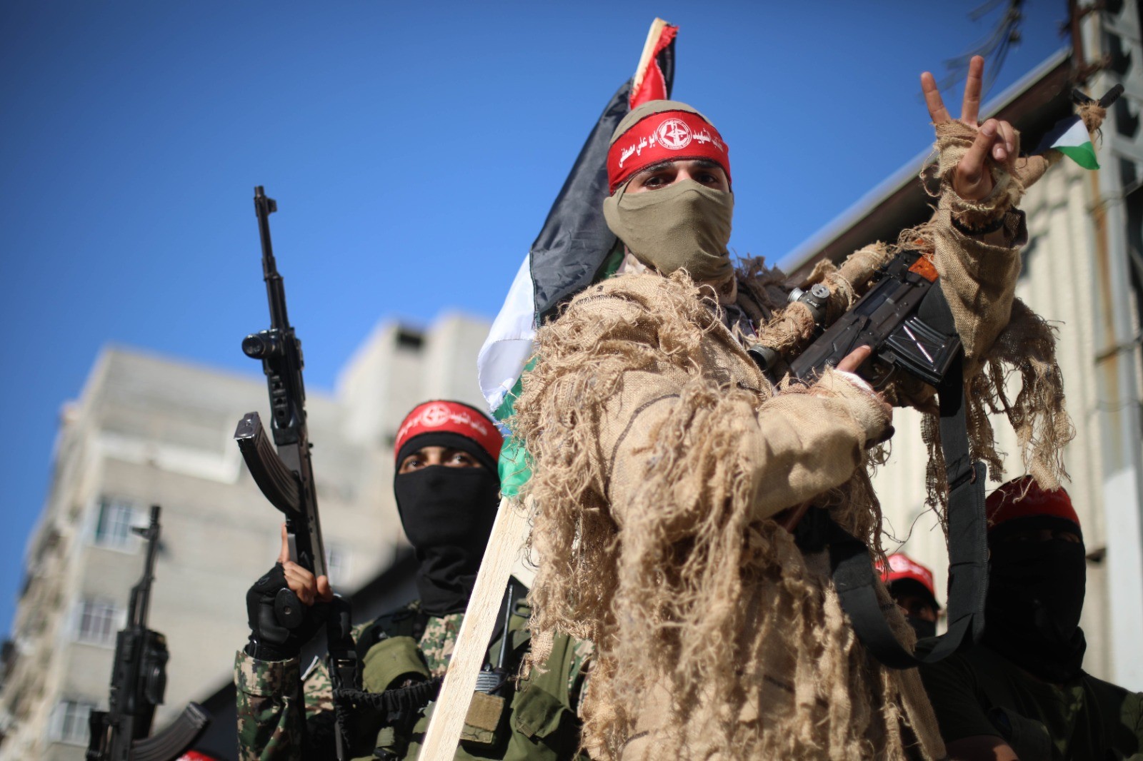 كتائب الشهيد أبو علي مصطفى خلال العرض العسكري بمسيرة الجبهة الشعبية التي شارك فيها الآلاف احتفالاً بانتصار المقاومة (12).jpg