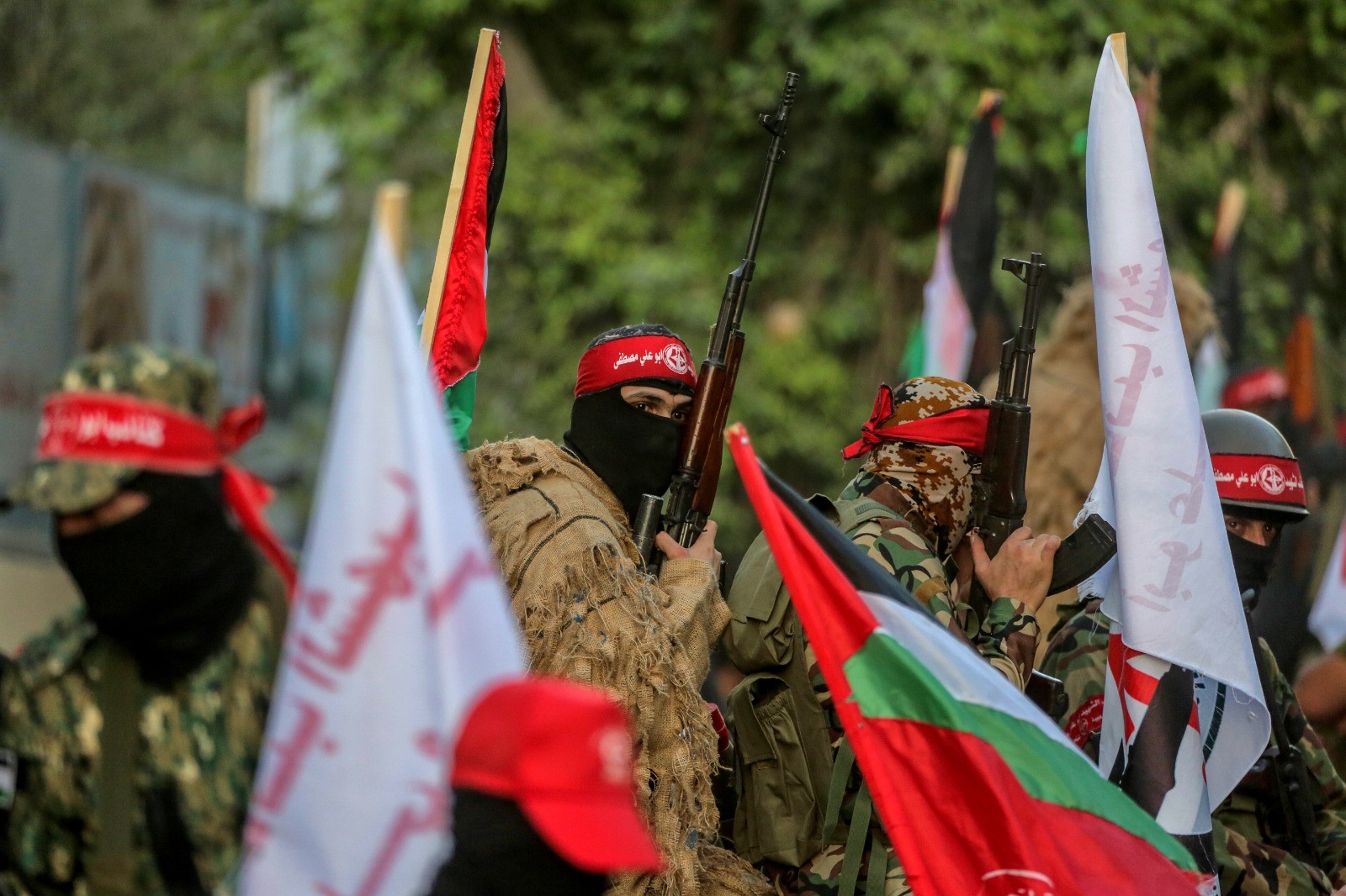 كتائب الشهيد أبو علي مصطفى خلال العرض العسكري بمسيرة الجبهة الشعبية التي شارك فيها الآلاف احتفالاً بانتصار المقاومة (3).jpg