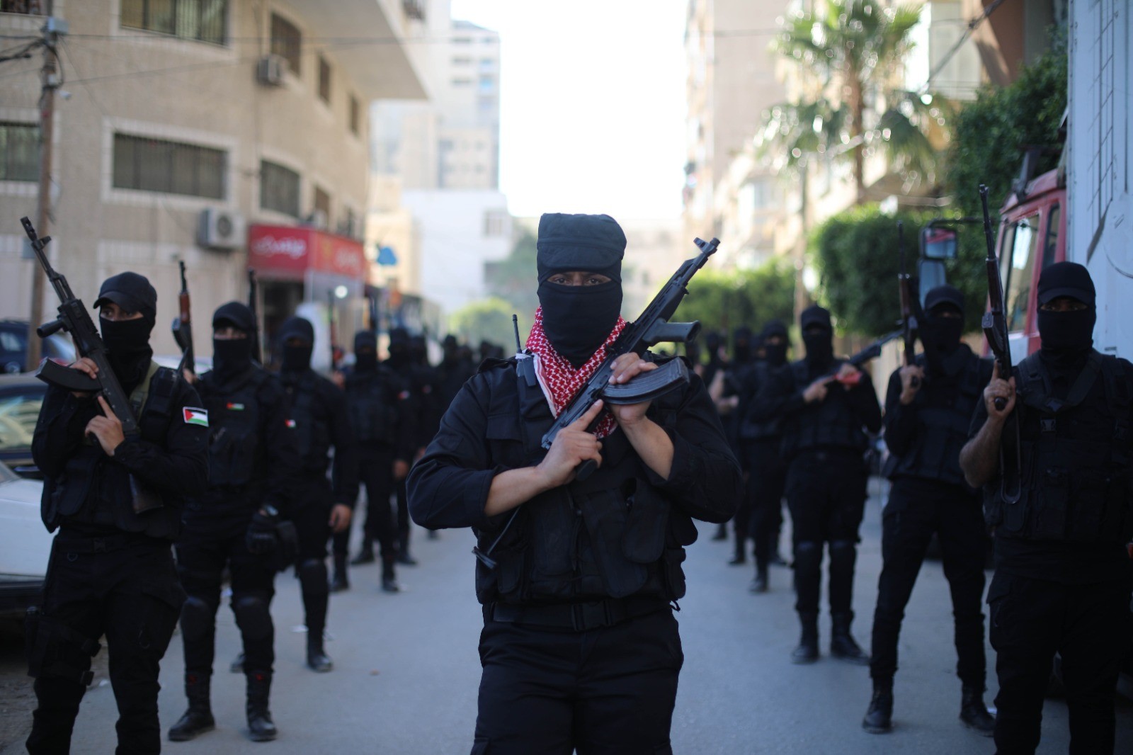 كتائب الشهيد أبو علي مصطفى خلال العرض العسكري بمسيرة الجبهة الشعبية التي شارك فيها الآلاف احتفالاً بانتصار المقاومة (1).jpg