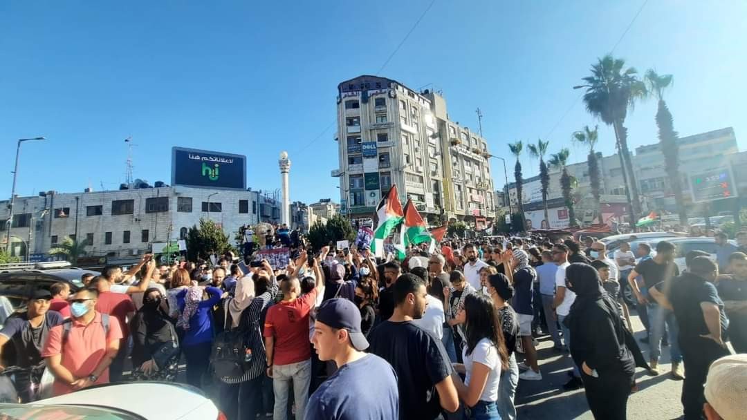 رغم قمع أمن السلطة.. الآلاف يتظاهرون في رام الله استنكارًا لاغتيال نزار بنات (2).jpg