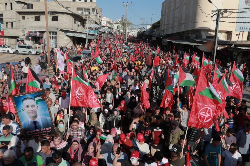 الآلاف من أنصار الجبهة الشعبيةيشاركون في المسيرة الضخمة احتفالاً بانتصار المقاومة (8).jpg