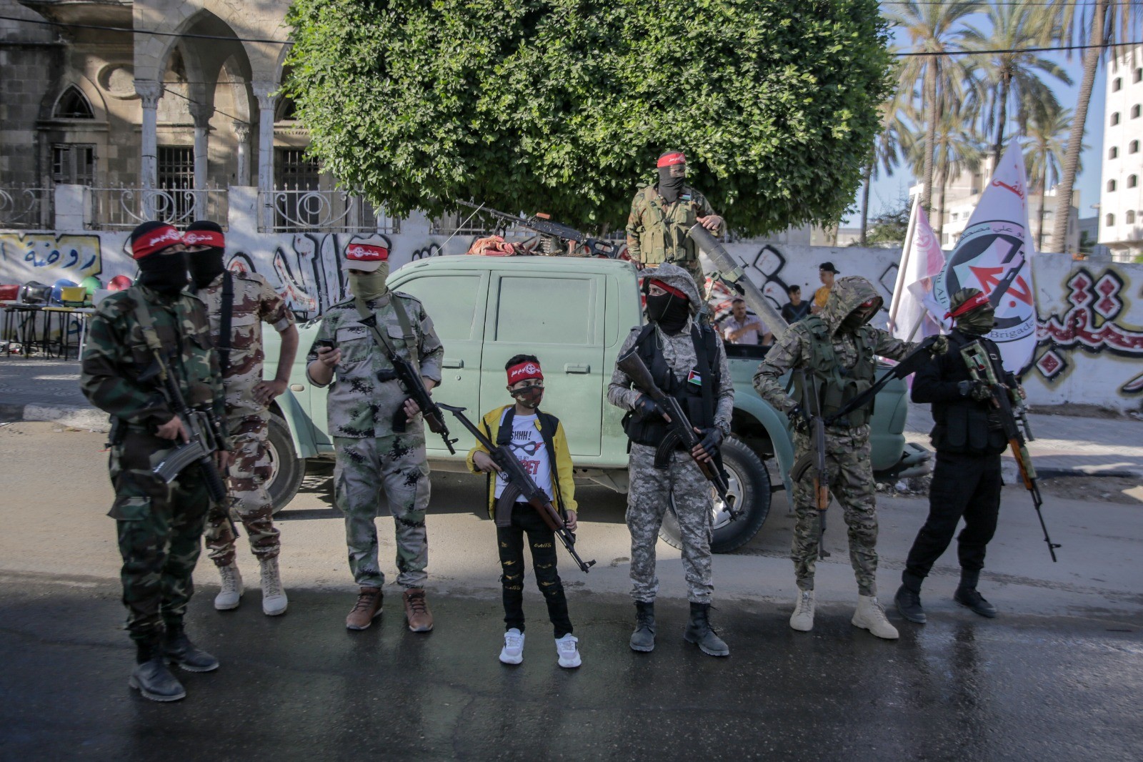 كتائب الشهيد أبو علي مصطفى خلال العرض العسكري بمسيرة الجبهة الشعبية التي شارك فيها الآلاف احتفالاً بانتصار المقاومة (8).jpg