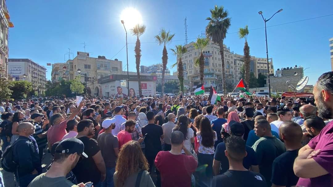 رغم قمع أمن السلطة.. الآلاف يتظاهرون في رام الله استنكارًا لاغتيال نزار بنات (6).jpg