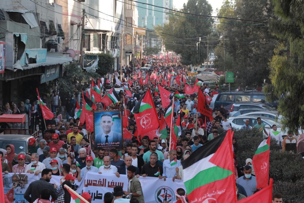 الآلاف من أنصار الجبهة الشعبيةيشاركون في المسيرة الضخمة احتفالاً بانتصار المقاومة (13).jpg