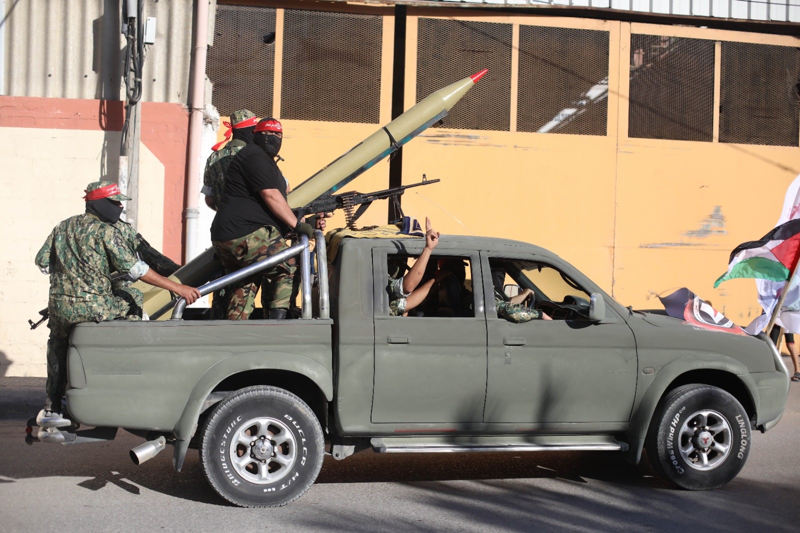 كتائب الشهيد أبو علي مصطفى خلال العرض العسكري بمسيرة الجبهة الشعبية التي شارك فيها الآلاف احتفالاً بانتصار المقاومة (11).jpg